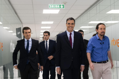 Pablo Casado, Pedro Sánchez, Albert Rivera y Pablo Iglesias caminando hacia el plató del debate a cuatro en RTVE.