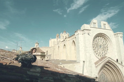 Una de las imágenes del vídeoclip, con la cantante y la catedral de Tarragona al fondo.
