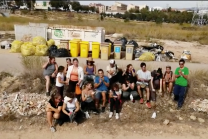 Imagen del voluntarios de Al Camp Residu Zero después de limpiar la zona.