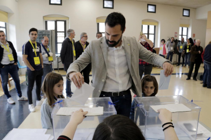 El presidente del Parlament, Roger Torrent, votante en Sarrià de Ter.