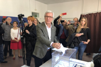 Ballesteros votant a l'Institut Tarragona.
