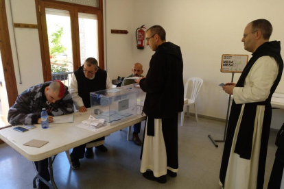Imagen de los monjes votando.