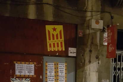 Imagen de los carteles enganchados a la sede de la CUP en Tarragona.