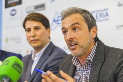 Francesc Pintado i Javier Escribano, en la roda de premsa celebrada a la seu de l'AEHT.