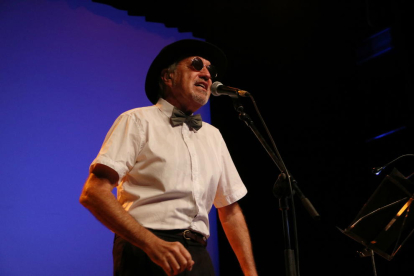 Pla mitjà del Quico el Célio, el cantant Arturo Gaya, en l'estrena dels nou disc i l'espectacle 'Viatge a Buda' a l'Auditori Felip Pedrell de Tortosa.
