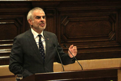 El presidente de Cs en el Parlament, Carlos Carrizosa, hablando durante la moción de censura.