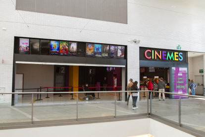 Una imatge de l'entrada als cines, que van obrir al 2017 a la planta superior del centre comercial.