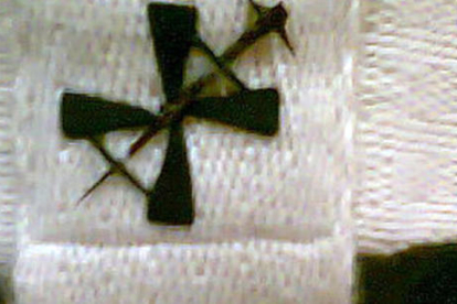 El palio, que se confecciona con tela blanca con cruces de seda negra, es la marca distintiva del episcopado desde el siglo V.