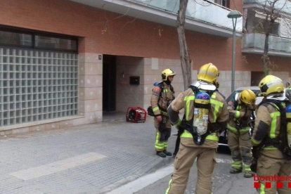 Tres dotacions dels Bombers han actuat en el servei de l'incendi del quadre elèctric en un edifici del carrer Mercè Rodoreda.