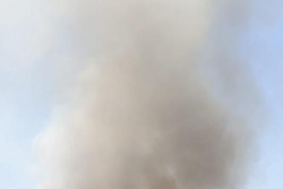 L'incendi ha provocat una gran columna de fum.