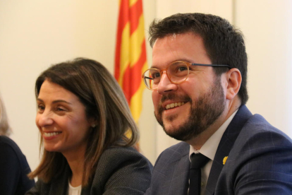 El vicepresident del Govern, Pere Aragonès, amb la portaveu, Meritxell Budó, al departament d'Economia.