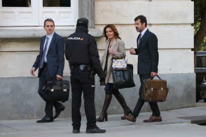 els comissaris dels Mossos d'Esquadra Ferran López i Joan Carles Molinero s'aturen a l'entrada del Tribunal Suprem acompanyats de la seva lletrada davant d'un agent de la Policia Nacional.