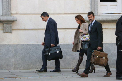 Los comisarios de los Mossos d'Esquadra Ferran López y Joan Carles Molinero en la entrada al Tribunal Supremo acompañados de su letrada.