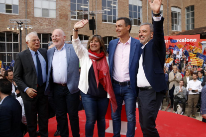 Jaume Collboni, Pedro Sánchez, Josep Borrell, Frans Timmermans, Núria Marín saludando el acto del PSC el 23 de mayo del 2019.