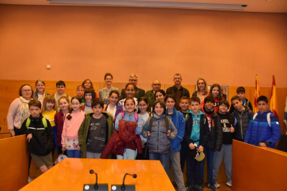 Fotografia de família dels alumnes i els mestres anglesos d'intercanvi a Torredembarra.