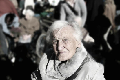 Imagen de archivo de una mujer mayor