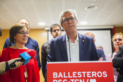 Josep Fèlix Ballesteros en la sede del PSC en Ramón y Cajal atendiendo a los medios después de las votaciones de las elecciones municipales.
