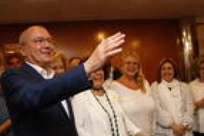 El candidat de Junts per Reus, l'actual alcalde Carles Pellicer, victoriós, saludant a la seu del partit.