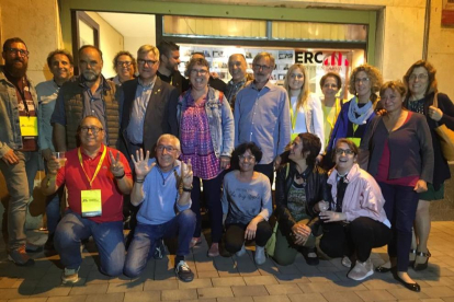 L'equip d'ERC de Torredembarra davant la seva seu després de la victòria a les eleccions municipals.