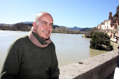 Pla mig de l'alcalde de Miravet, Toni Borrell, vora el riu Ebre al seu pas per la població