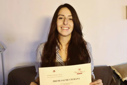 Judit Sabaté con el diploma del premio.