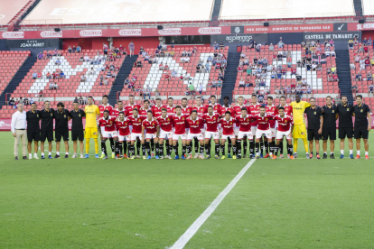 Los jugadores que fueron presentados como futbolistas del primer equipo tarraconense y el cuerpo técnico.