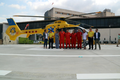 Plano general del helicóptero del SEM delante del Hospital de Tortosa.