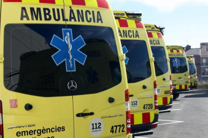 Imagen de archivo de varias ambulancias que dan servicio en Tarragona.