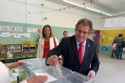 Josep Andreu votando en Montblanc.
