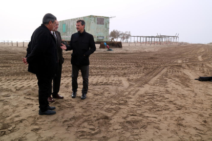 El subdelegado del gobierno español en Tarragona, el jefe provincial de Costa y el alcalde de Sant Jaume d'Enveja, durante la visita de obras a la playa de Migjorn