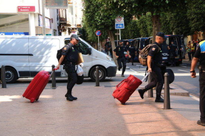 imagen de los agentes del cuerpo del Estado marchándose del hotel reusense.