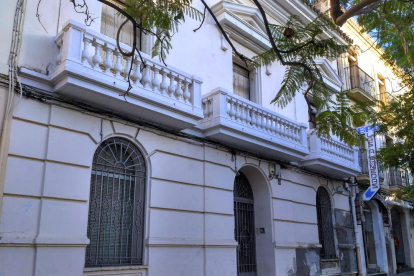 Imagen del edificio de las Aduanas de Sant Carles de la Ràpita.