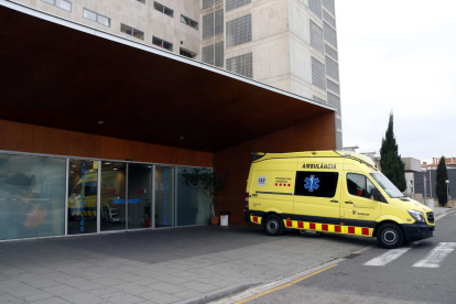 Pla obert d'una ambulància estacionada a l'àrea d'Urgències de l'Hospital Joan XXIII de Tarragona.