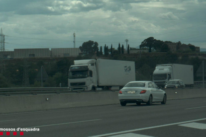 Imatge del vehicle que conduïa un home a 227 Km/h per l'autopista AP-7 a Tarragona, en una fotografia captada per un radar dels Mossos d'Esquadra.