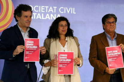 El vicepresident de Societat Civil Catalana Xavier Marín (dreta) juntament amb altres càrrecs de l'entitat.