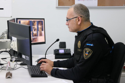 Pla mitjà d'un agent de la Policia Local de Calafell supervisant el punt de control de video vigilància.