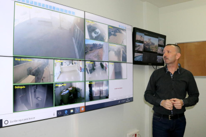 Pla obert del panel de visualització de les càmeres de vídeo vigilància de Calafell.