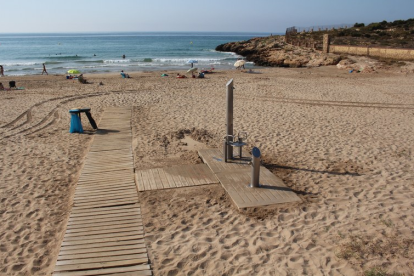 Una de las duchas de la playa de la Savinosa, adaptada a personas con problemas de movilidad.