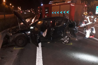 Imagen del coche accidentado en el que circulaban las víctimas del accidente de Cubelles