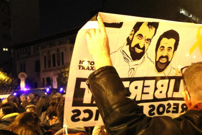 Una pancarta en favor de la libertad de Jordi Sánchez y Jordi Cuixart, en la concentración de los CDR en Barcelona.