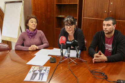 Miembros de la CUP de Reus, Marta Llorens, Mariona Quadrada y Edgar Fernández, mostrando una foto del acalde y cabeza de lista del PDeCAT, Carles Pellicer, y la jefe de campaña, Marc Just.
