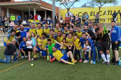 Els jugadors del CE El Catllar, celebrant la seva classificació per a la promoció d'ascens a Primera Catalana.