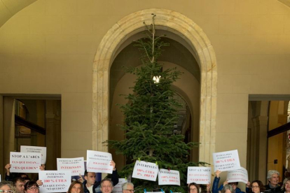 Acció reivindicativa de part del personal afectat divendres passat a l'Ajuntament de Tarragona.