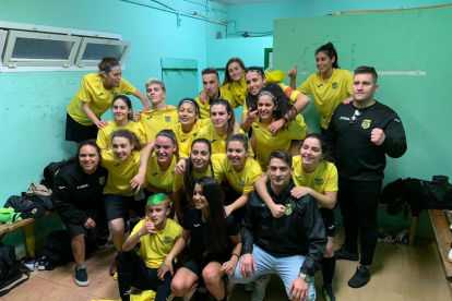 Las jugadoras y el cuerpo técnico del club salouense celebrando la victoria contra las tarraconenses.