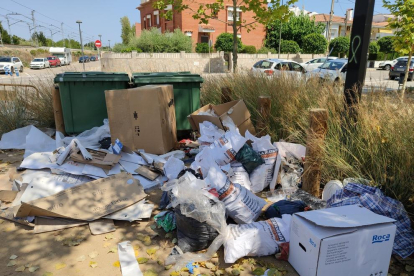 Imagen de la fotografía de basura y escombros que ha compartido el alcalde de Altafulla, Jordi Molinera.