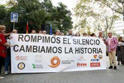 Pancarta amb el text «Vam trencar el silenci, vam canviar la història» amb que Societat Civil Catalana