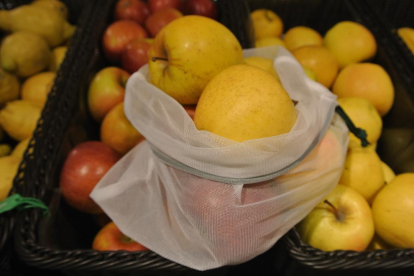 La bolsa de malla se puede utilizar para comprar frutas y verduras a granel.