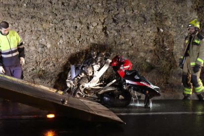 Els serveis d'emergències retiren la moto que ha quedat destrossada després de l'impacte CRISTINA AGUILAR