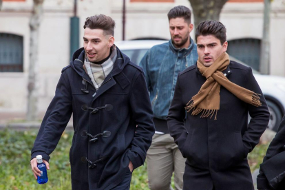 Victor Rodríguez, Carlos Cuadrado i Raúl Calvo, exjugadors de l'Arandina Club de Fútbol acusats d'agressió sexual a una menor.