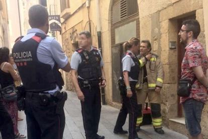 Els Mossos d'Esquadra intervenint per un incident a la Part Alta de Tarragona.